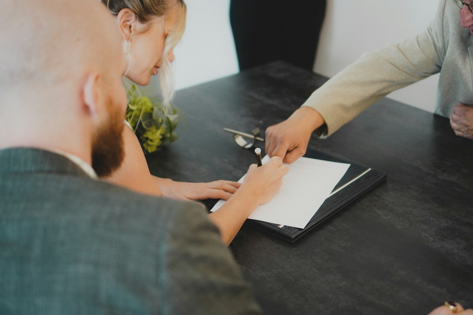 Twee mensen die aan een tafel samen een document doornemen